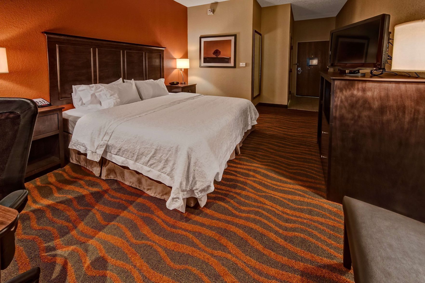 Hypo-allergenic bedding, in-room safe, iron/ironing board, free WiFi
