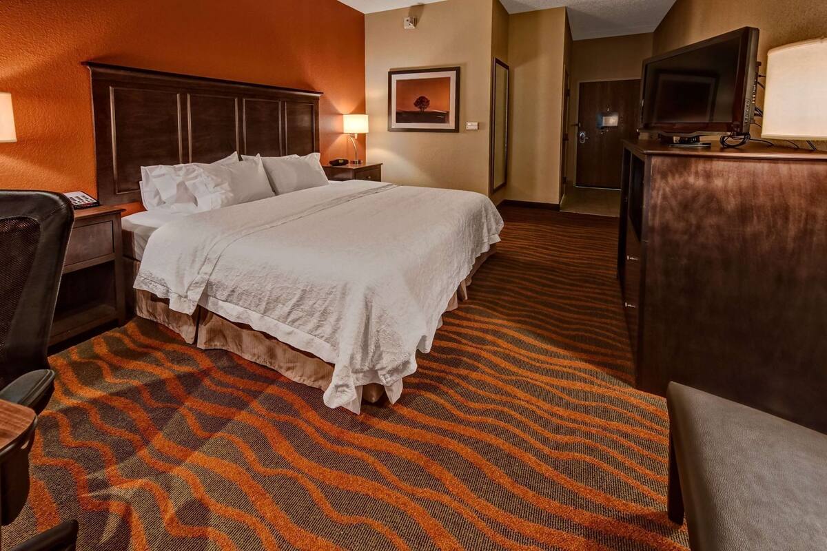 Hypo-allergenic bedding, in-room safe, iron/ironing board, free WiFi