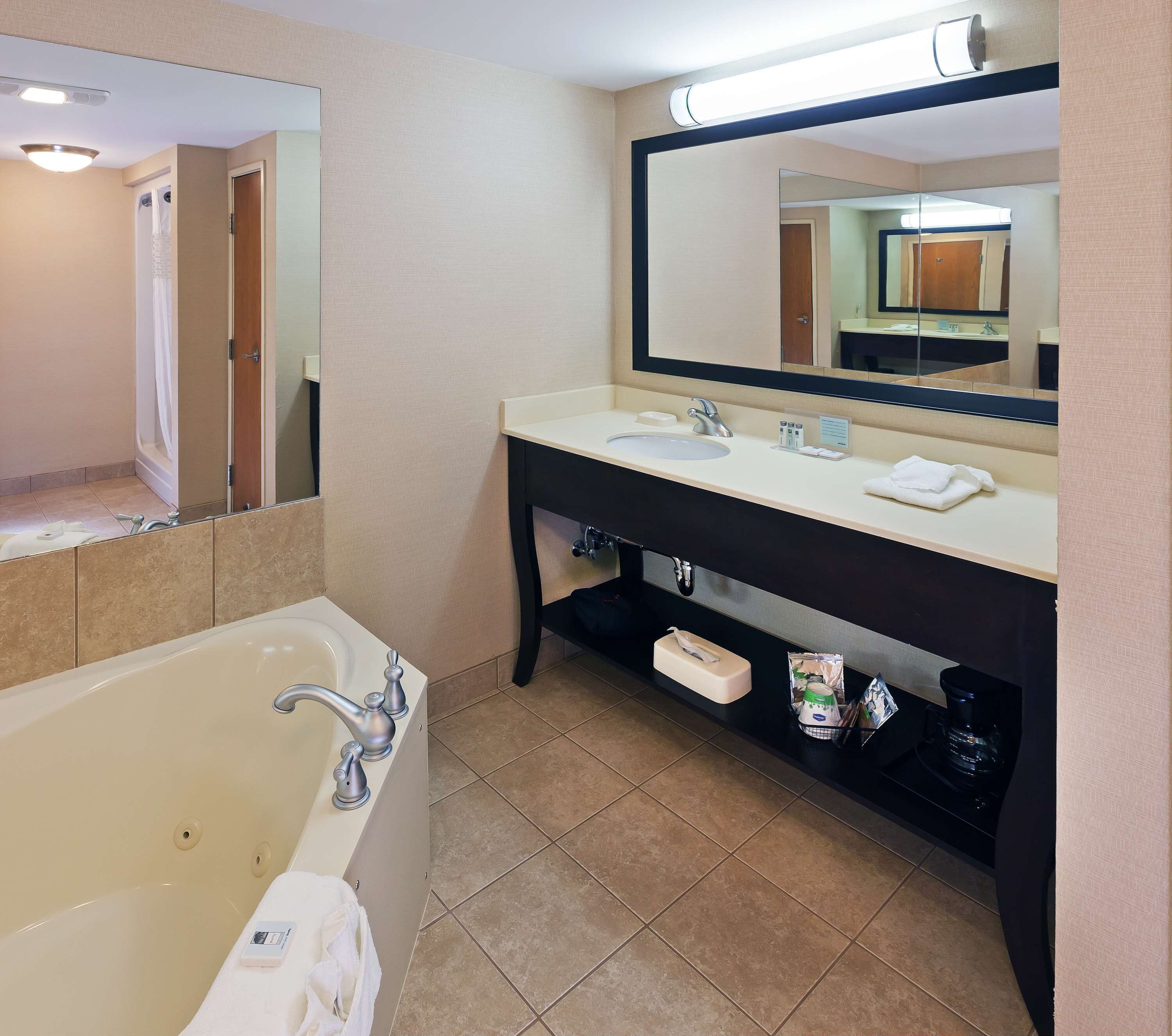 room, 1 king bed | bathroom | combined shower/bathtub, hair dryer, towels