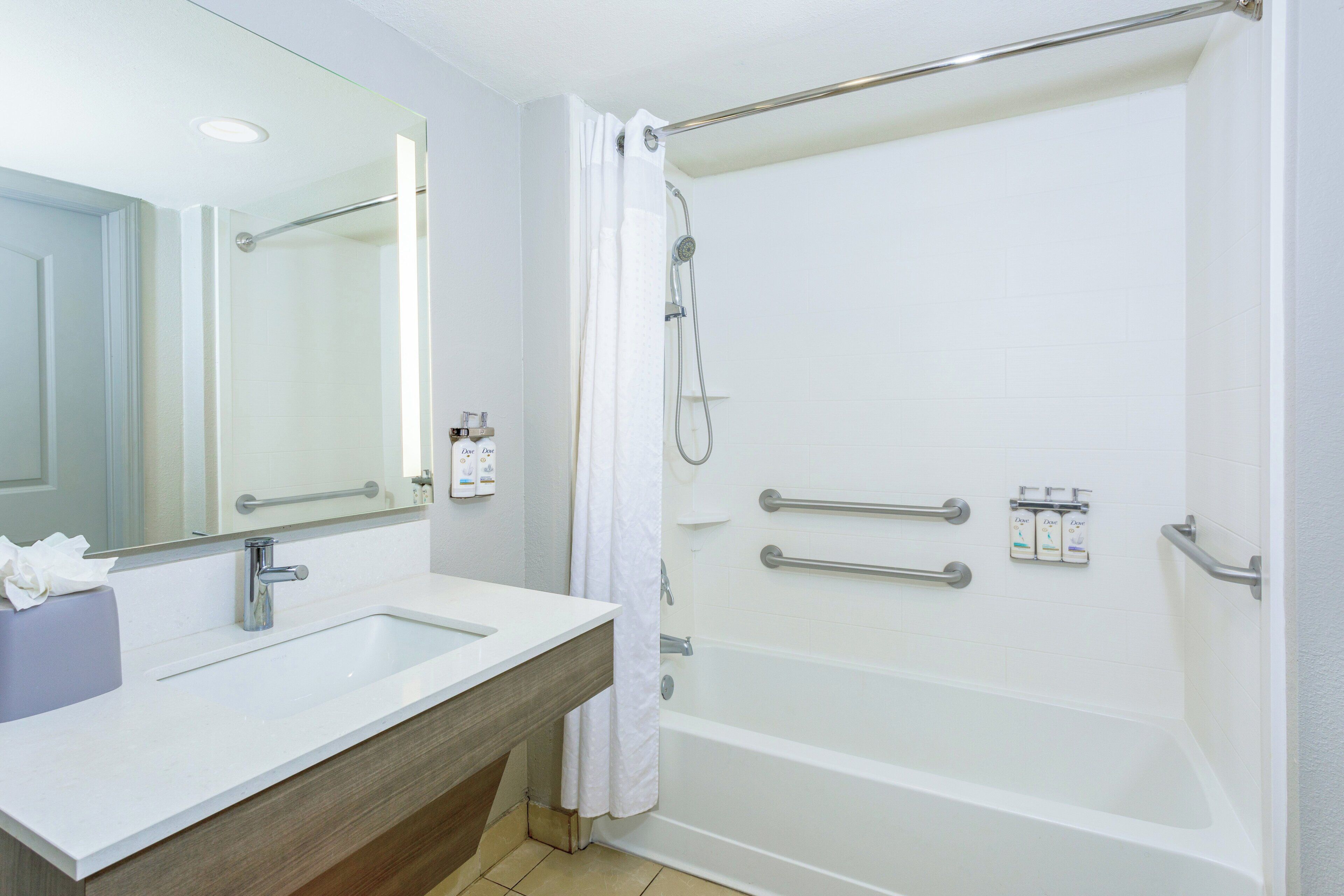 Habitación estándar, 1 cama de matrimonio grande, bañera accesible, frente al mar (Accessible Tub) | Baño | Ducha y bañera combinadas y artículos de higiene personal ecológicos