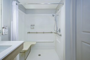 Phòng, 1 giường cỡ king, trang thiết bị hỗ trợ người có khó khăn khi di chuyển (Roll-In Shower) | Phòng tắm | Vòi sen/bồn tắm kết hợp, đồ dùng nhà tắm thân thiện với môi trường