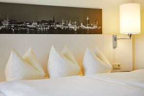 Desk, iron/ironing board, free WiFi, bed sheets - H4 Hotel Hamburg-Bergedorf (Hamburg)