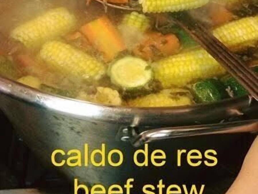 En gryta med kött och grönsaker, till exempel morötter och majs.