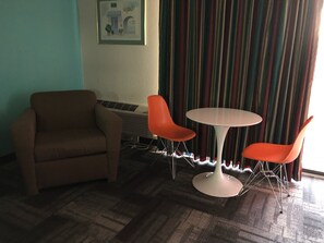 Cortinas opacas, tabla de planchar con plancha, cunas gratuitas