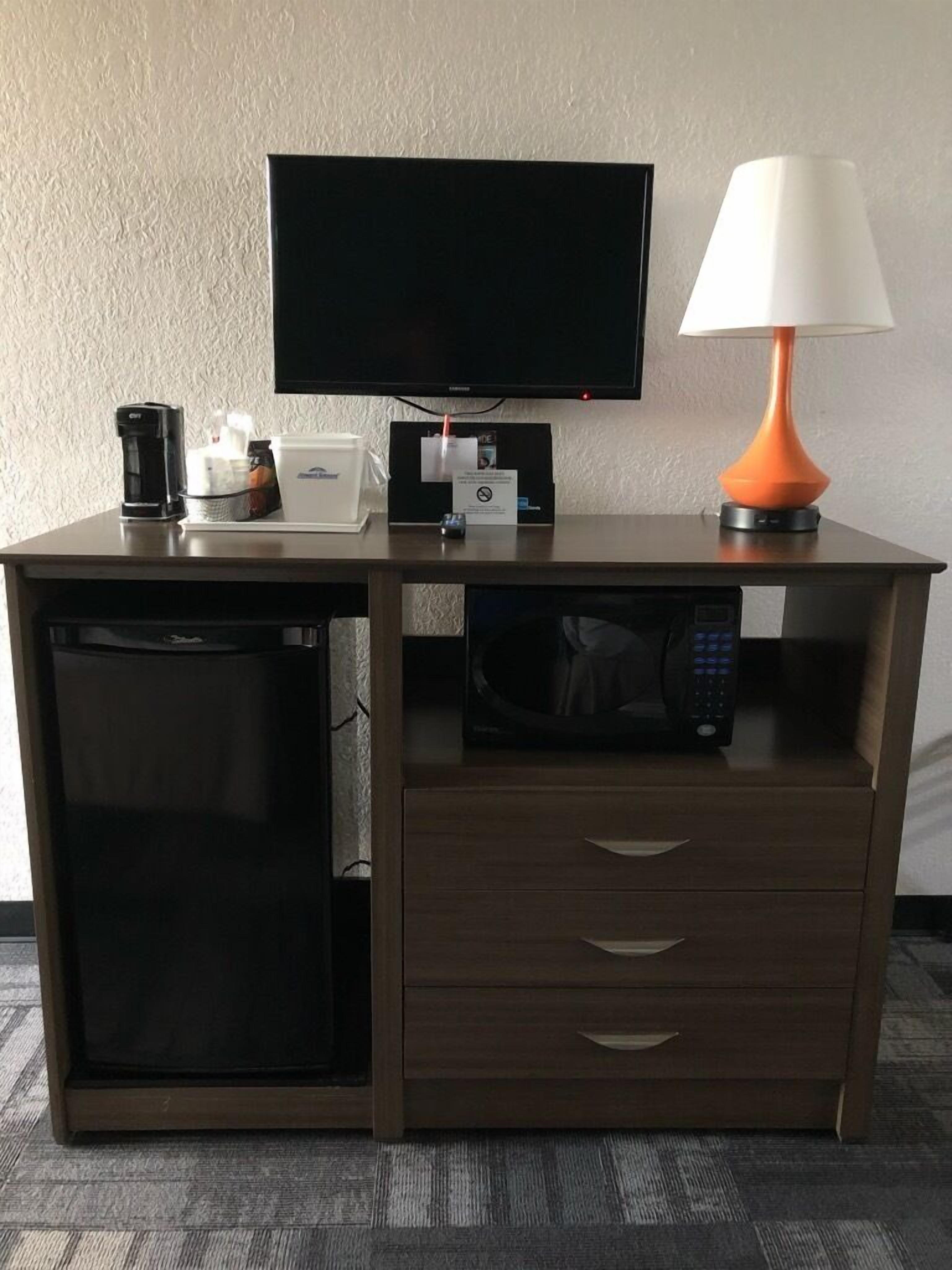 Verdunkelungsvorhänge, Bügeleisen/Bügelbrett, kostenlose Babybetten