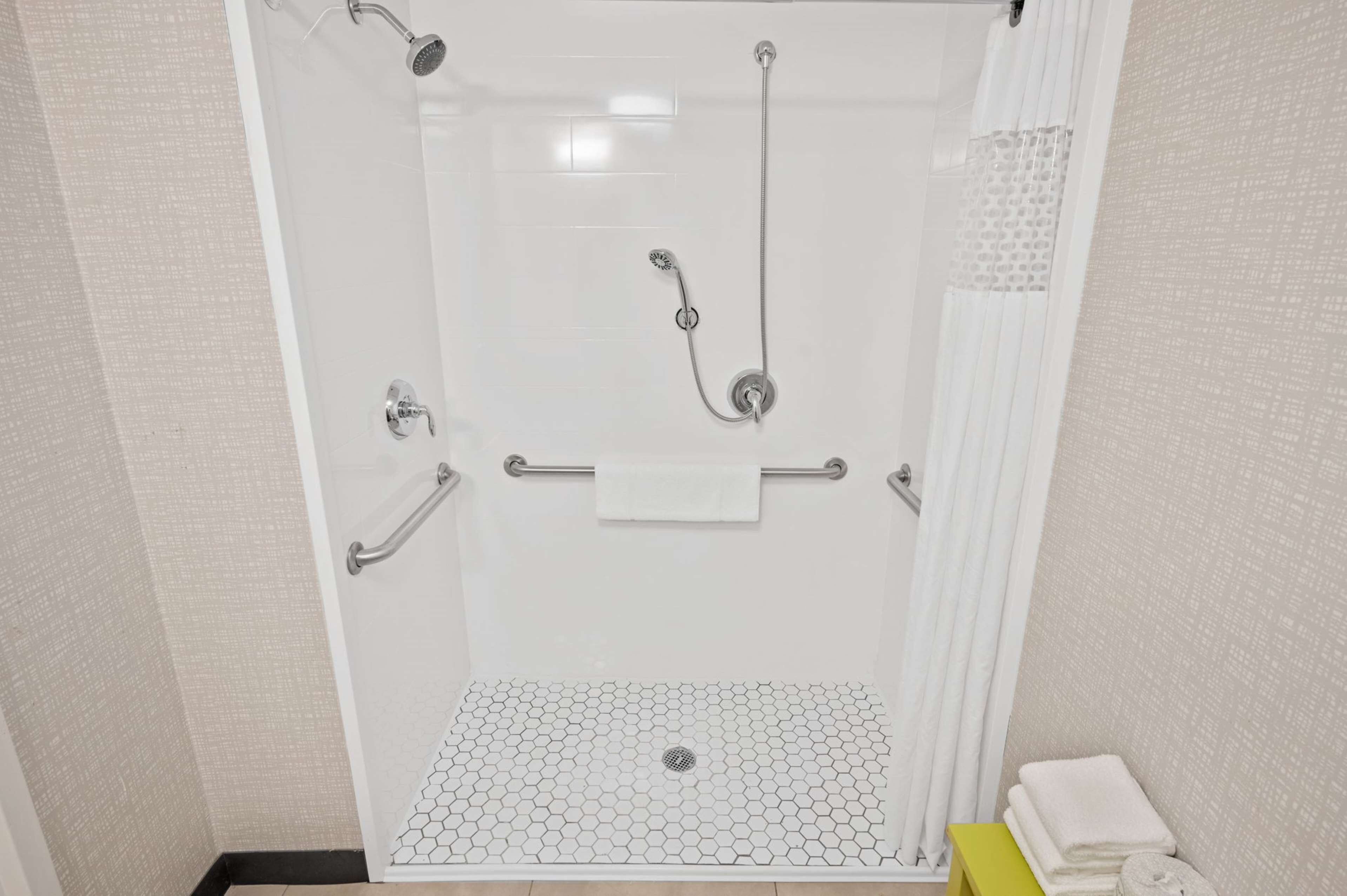 room, accessible, non smoking | bathroom shower