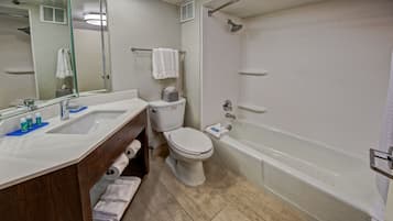 Un baño con lavamanos, inodoro y bañera.