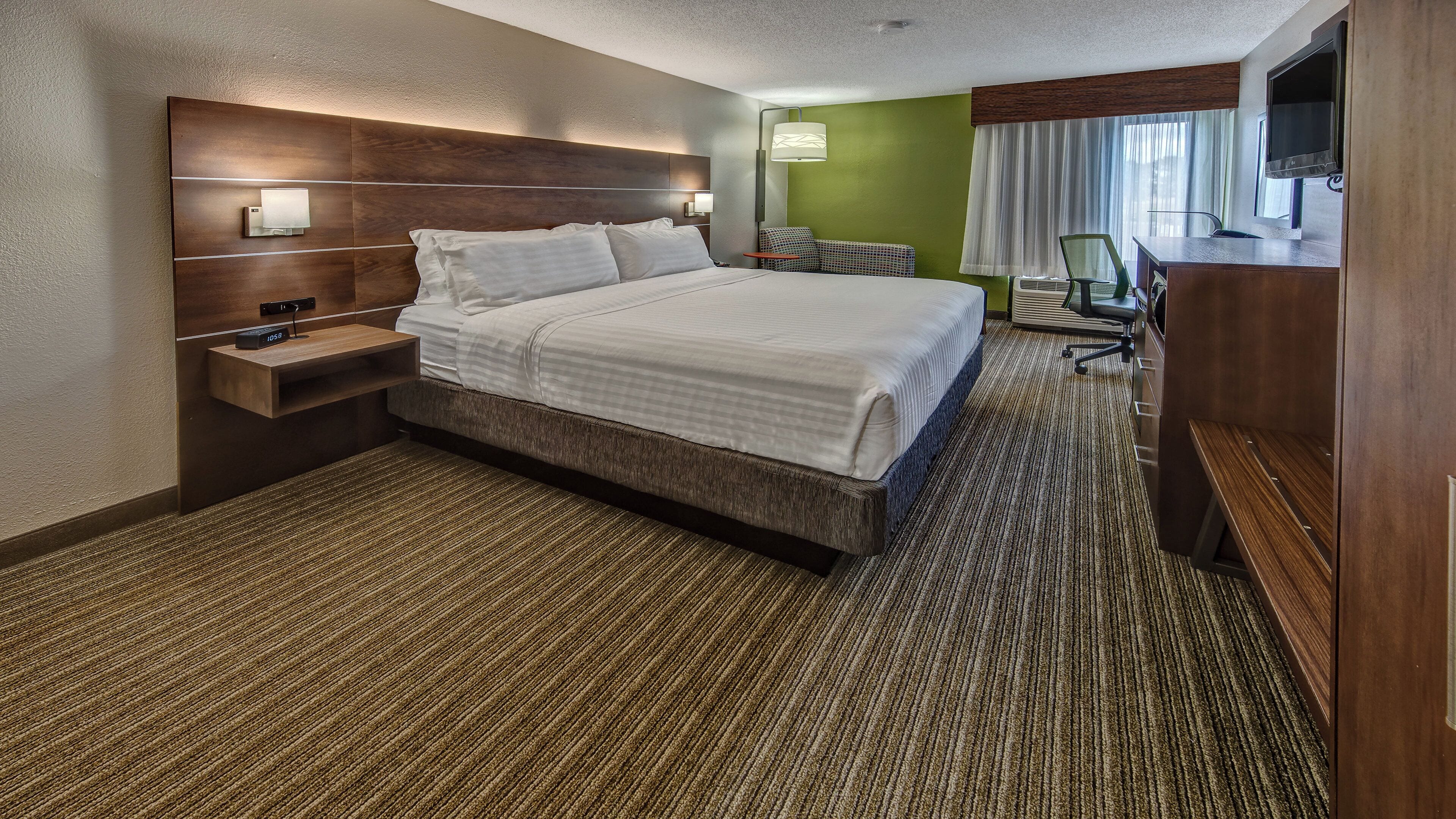 Standard Room, 1 King Bed | Down comforters, pillowtop beds, in-room safe, desk