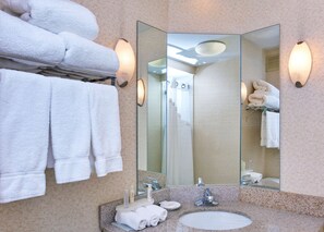 Combined shower/tub, eco-friendly toiletries, hair dryer, towels - Holiday Inn Express Memphis Medical Center Midtown by IHG (Memphis)
