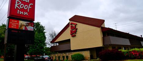 Un Red Roof Inn con un letrero que anuncia 36 canales HD y Wi-Fi gratuito.
