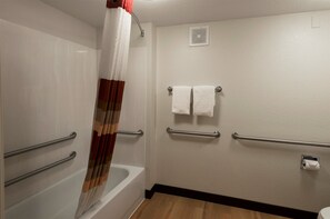 Superior Room, 1 King Bed, Accessible (Smoke Free) | Bathroom - Red Roof Inn Richmond South (Richmond)