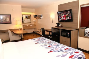 Quarto superior, 1 cama King (Smoke Free) | Escrivaninha, espaço de trabalho para notebook, cortinas blackout