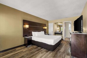 In-room safe, desk, laptop workspace, iron/ironing board - Comfort Inn San Diego Airport At The Harbor (San Diego)
