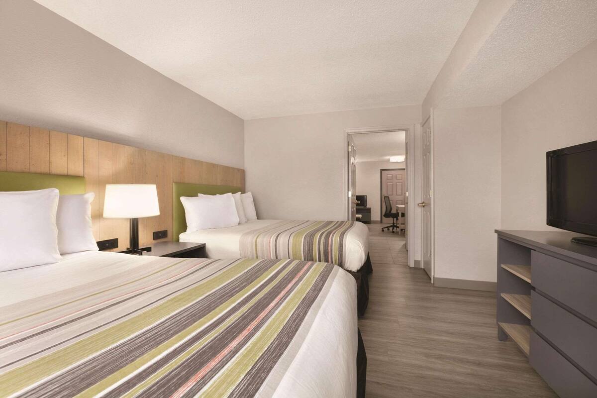 Suite, 1 Bedroom, Non Smoking | Desk, iron/ironing board, free WiFi, bed sheets