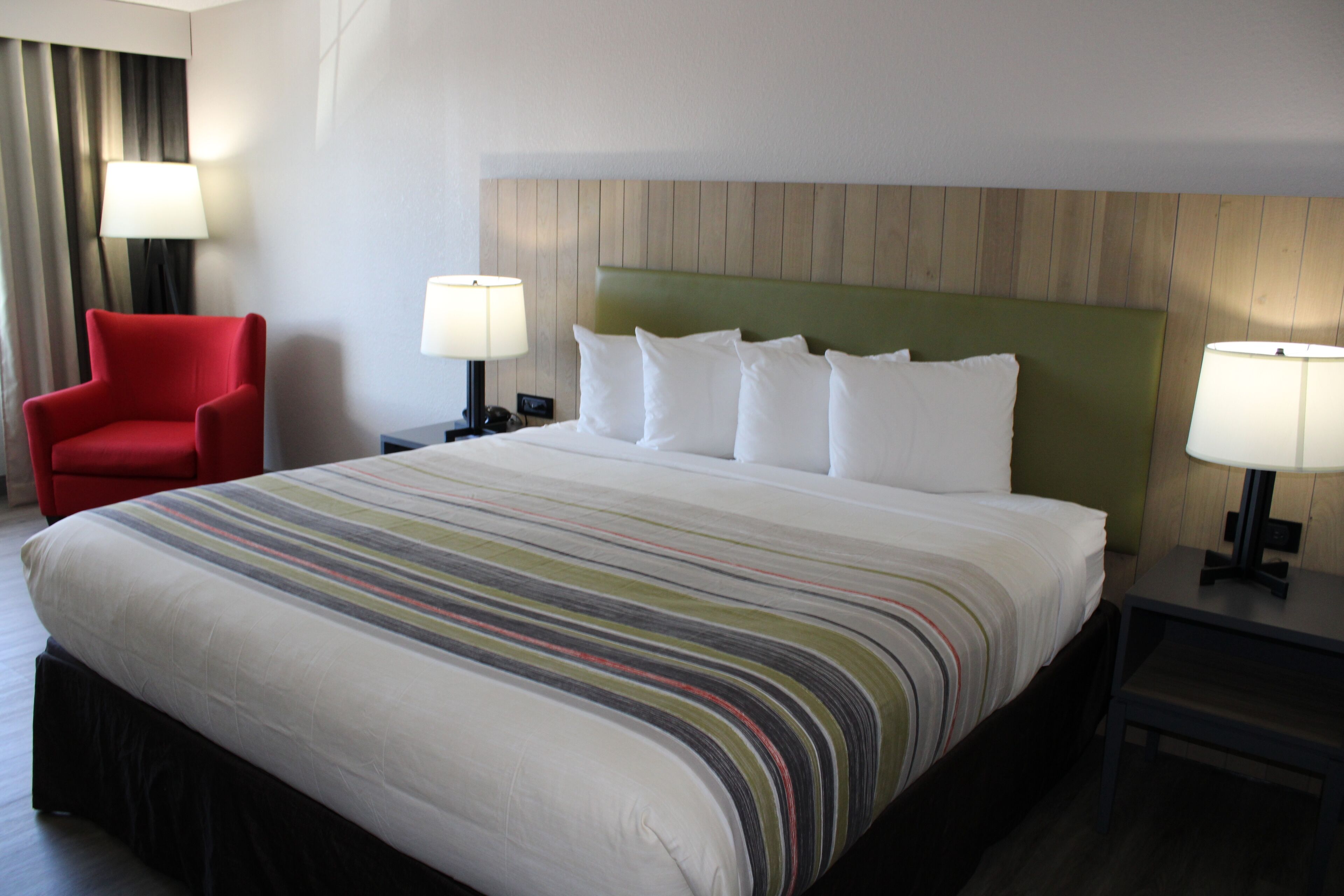 Escriptori, planxa i posts de planxar, wifi gratuïta i roba de llit 