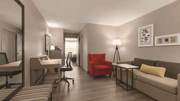 Phòng Suite, 1 phòng ngủ, không hút thuốc | Bàn, bàn ủi/dụng cụ ủi quần áo, truy cập Internet không dây miễn phí