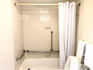 Combined shower/bathtub, eco-friendly toiletries, towels