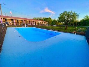 Outdoor pool - Days Inn by Wyndham Athens (Athens)