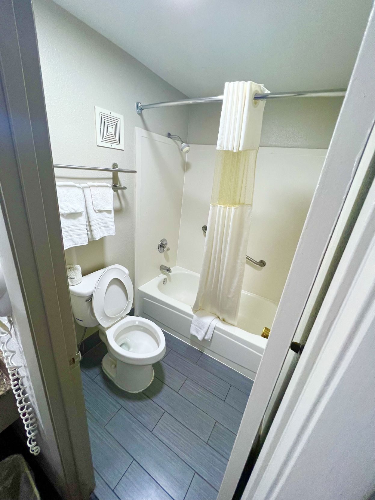 Bathroom | Combined shower/tub, free toiletries, hair dryer, towels