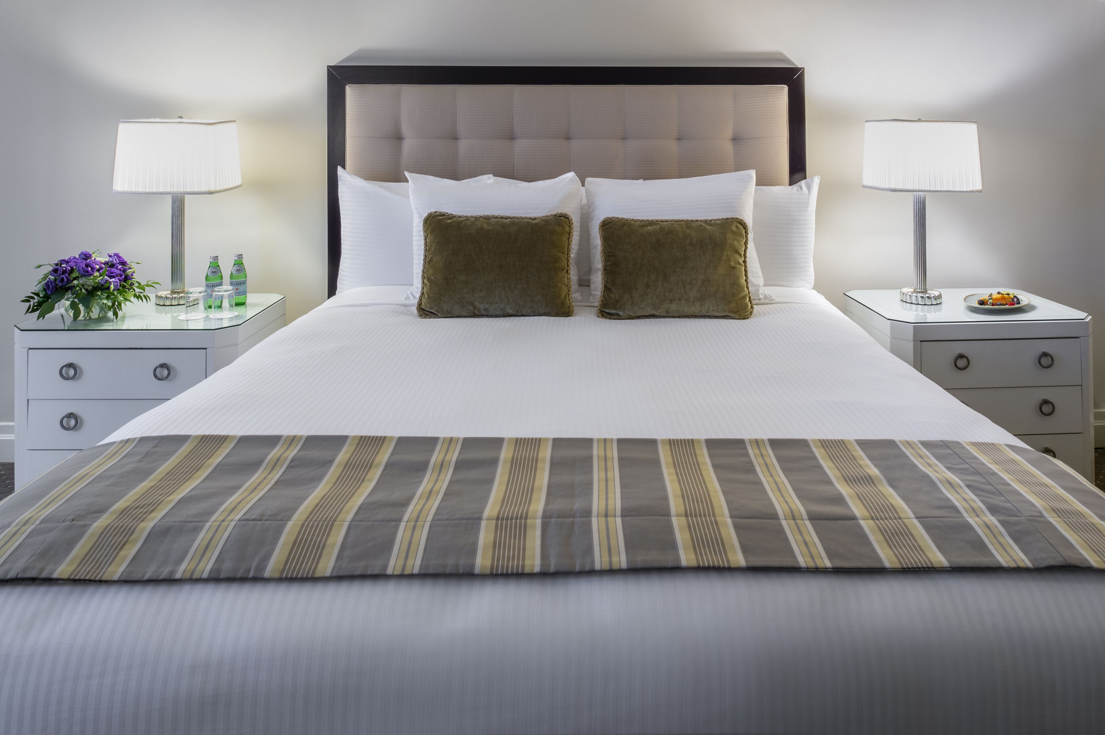 premier room, 1 king bed, city view | premium bedding, down duvets, in-room safe, desk