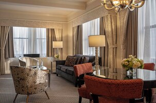 Suite, 1 Schlafzimmer (On the Avenue) | Wohnbereich | Flachbildfernseher, Pay-TV