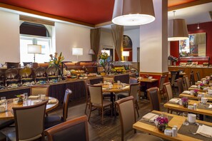 2 restaurantes, é servido café da manhã