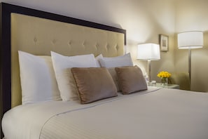 Premier Room, 1 King Bed | Premium bedding, down comforters, in-room safe, desk