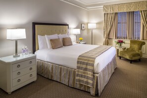 Premier kamer, 1 kingsize bed | Luxe beddengoed, donsdekens, een kluis op de kamer, een bureau