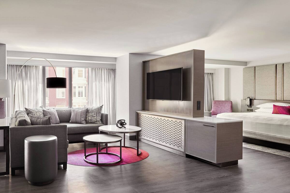 Studio, 1 kingsize-seng | Oppholdsområde | En 47-tommers Flatskjerm-TV med kabel-kanaler samt TV og Netflix