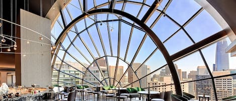 2 restaurantes, se sirven desayunos, cenas y cocina californiana