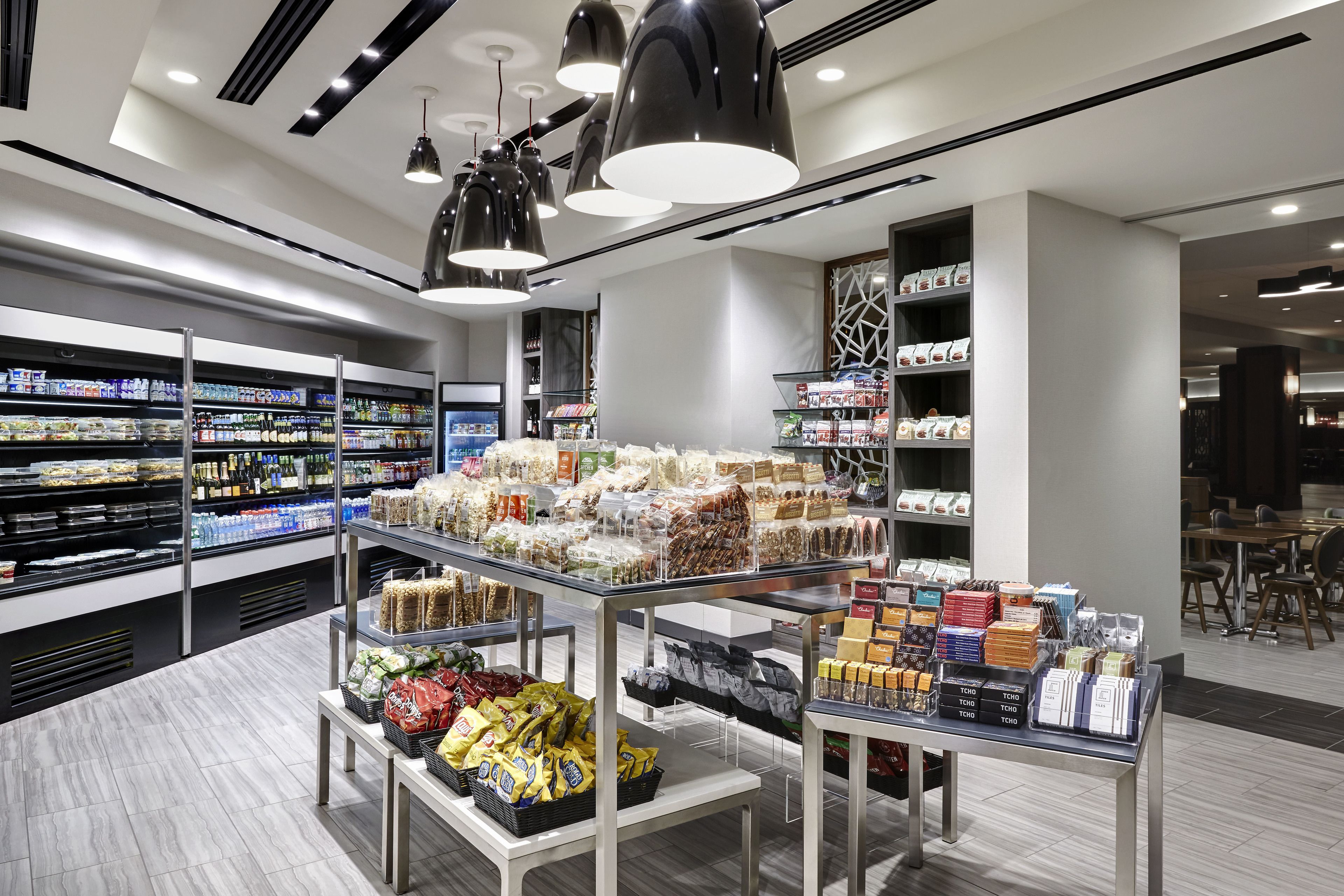 Een modern supermarkinterieur met netjes geordende schappen en een ruim assortiment.