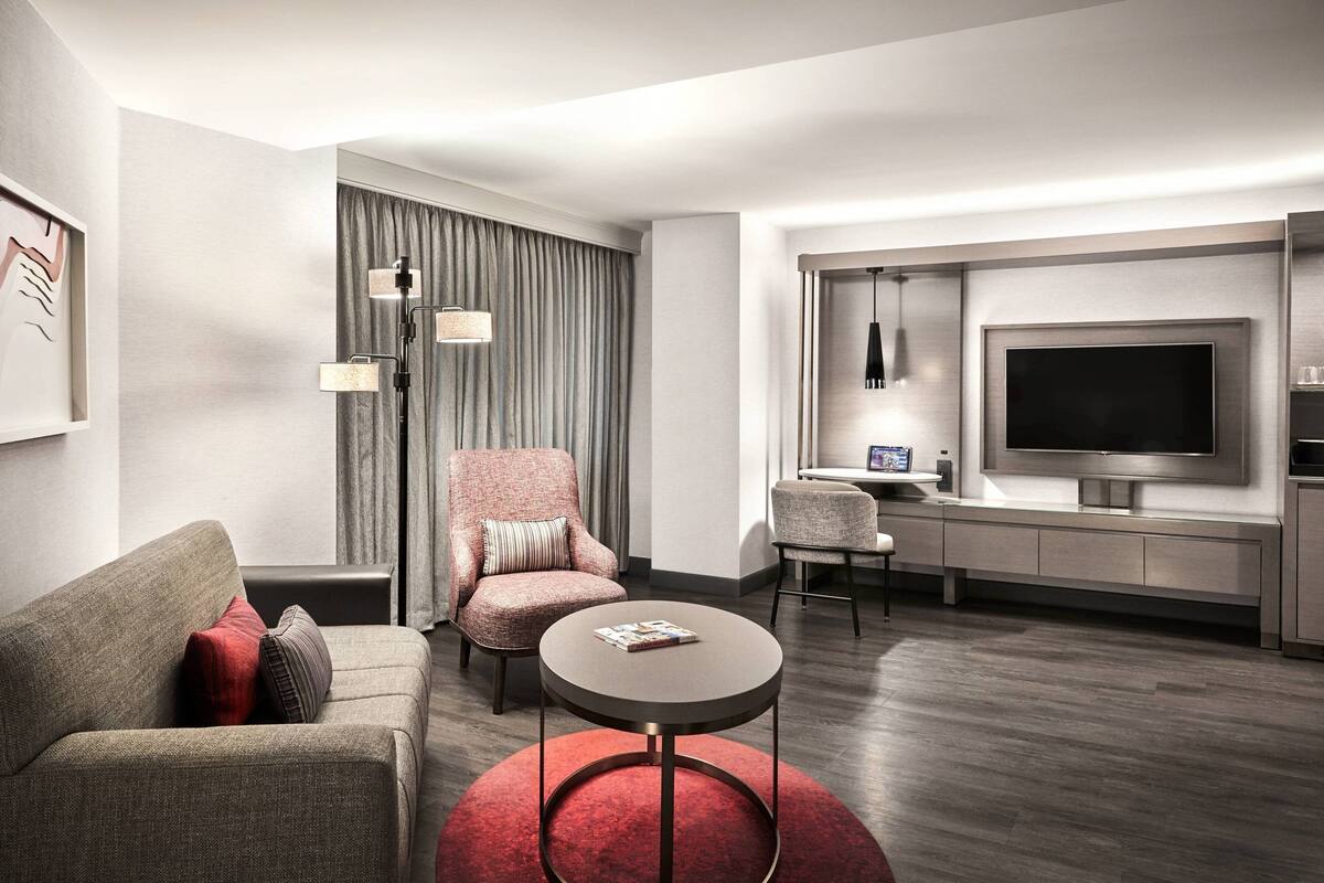 Suite – executive, 1 kingsize-seng | Oppholdsrom | En 47-tommers Flatskjerm-TV med kabel-kanaler samt TV og Netflix