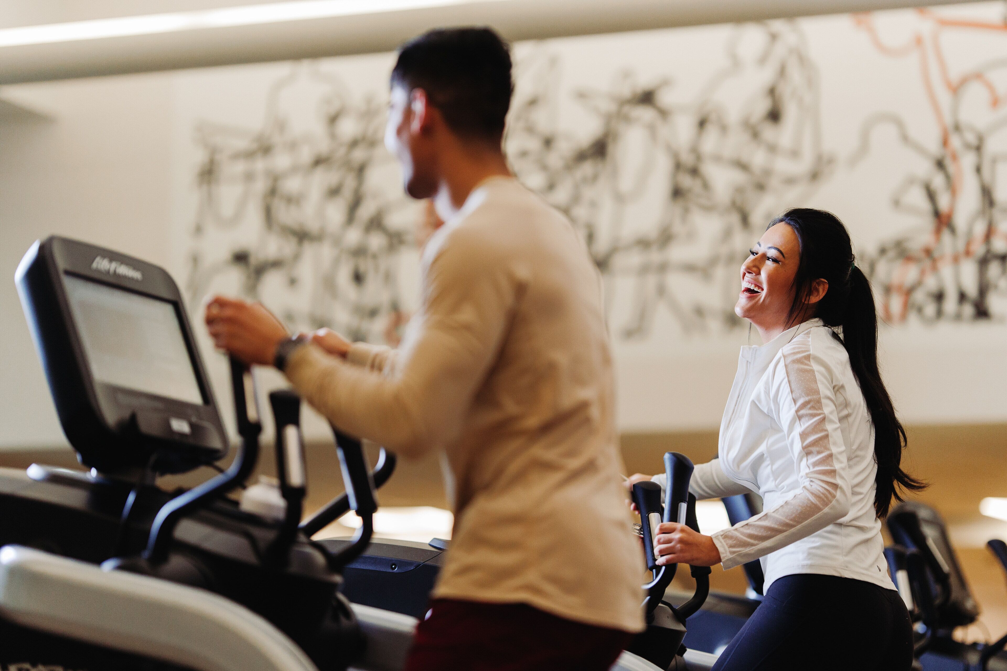 Ett gym med löpband och annan träningsutrustning.
