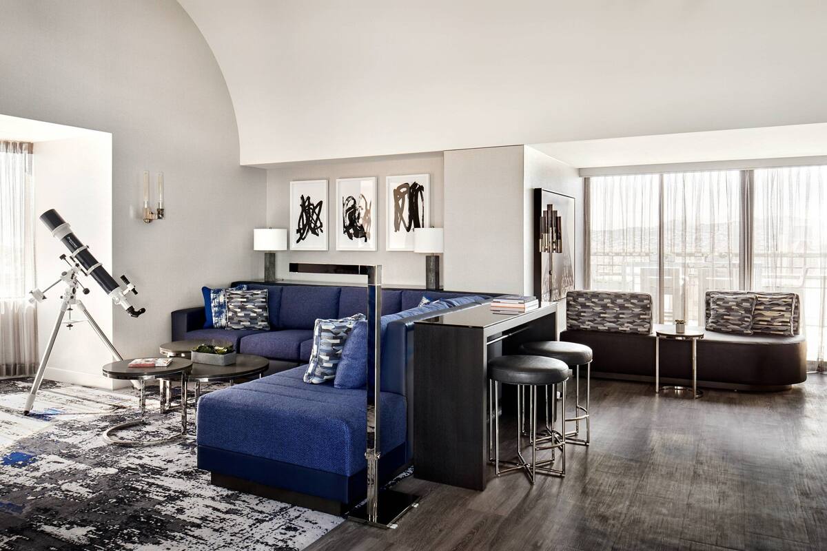 Suite – president, 1 kingsize-seng, balkong | Oppholdsrom | En 47-tommers Flatskjerm-TV med kabel-kanaler samt TV og Netflix