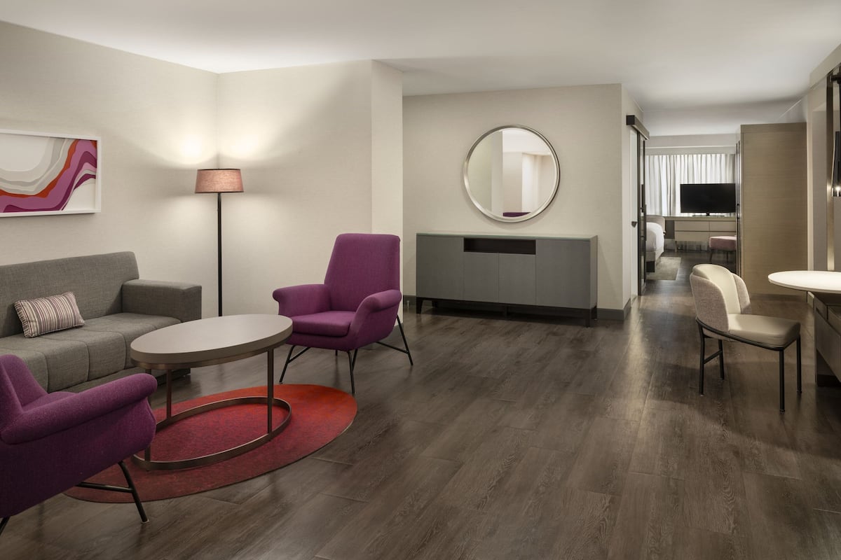 Suite - 1 kingsize-seng - byudsigt | Premium-sengetøj, pengeskab på værelset, skrivebord