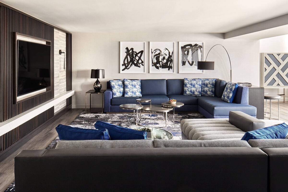Suite, 1 kingsize-seng | Oppholdsrom | En 47-tommers Flatskjerm-TV med kabel-kanaler samt TV og Netflix
