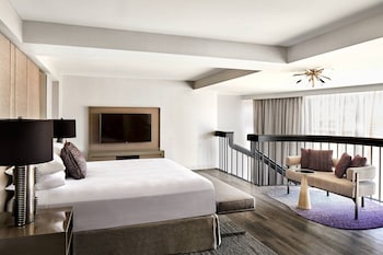 Suite, 1 King Bed | Premium bedding, in-room safe, desk, laptop workspace at San Francisco Marriott Marquis