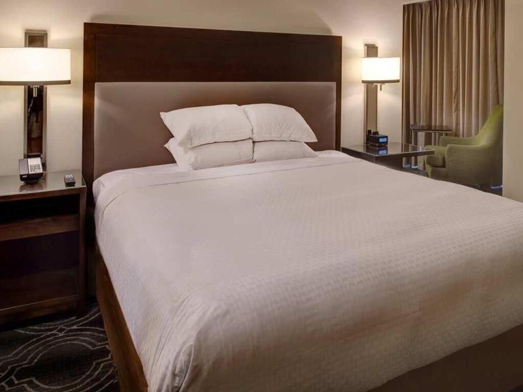 Premium bedding, in-room safe, laptop workspace, blackout drapes