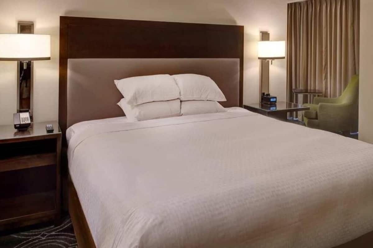 Premium bedding, in-room safe, laptop workspace, blackout drapes