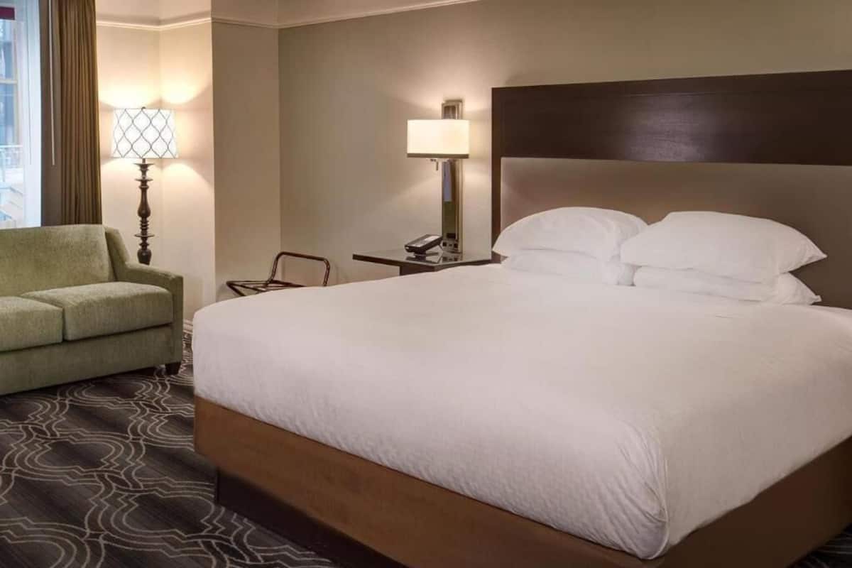 Premium bedding, in-room safe, laptop workspace, blackout drapes
