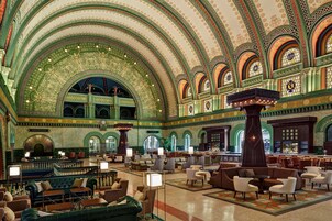 3 bars/lounges, lobby lounge