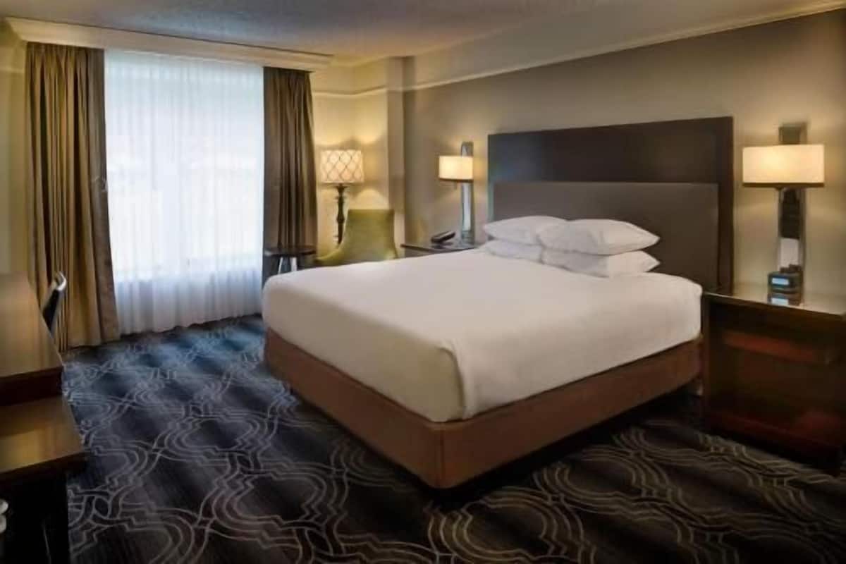 Premium bedding, in-room safe, laptop workspace, blackout drapes