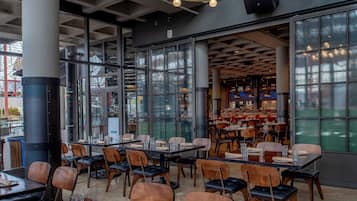 7 restaurants; breakfast, lunch and dinner served