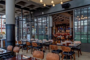7 restaurants, breakfast served