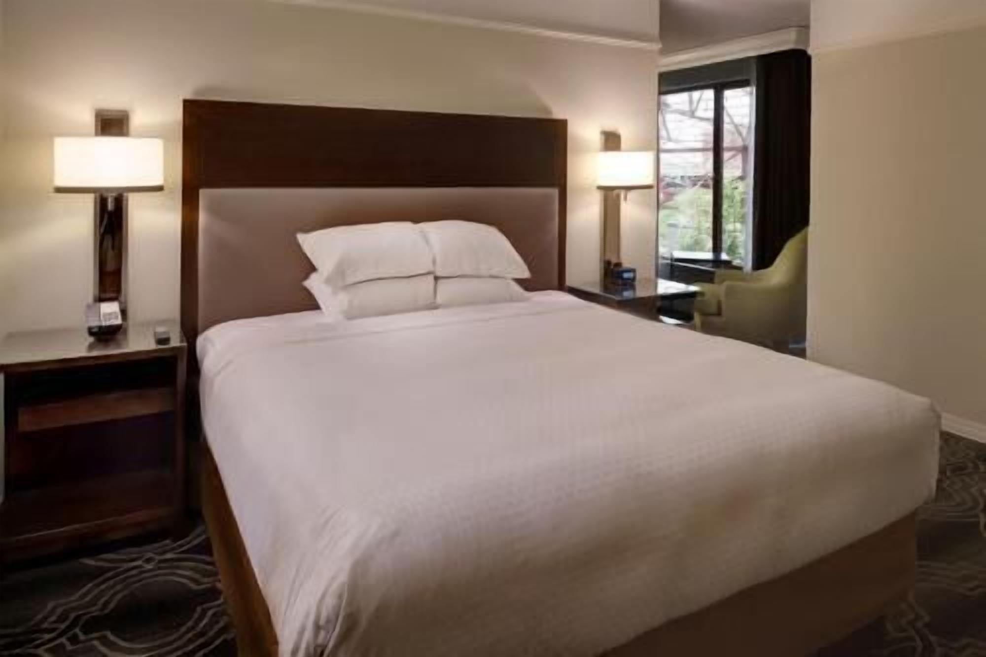 Premium bedding, in-room safe, laptop workspace, blackout drapes