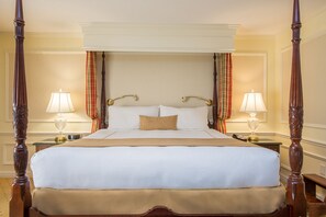 Standard Room, 1 King Bed, Courtyard Area