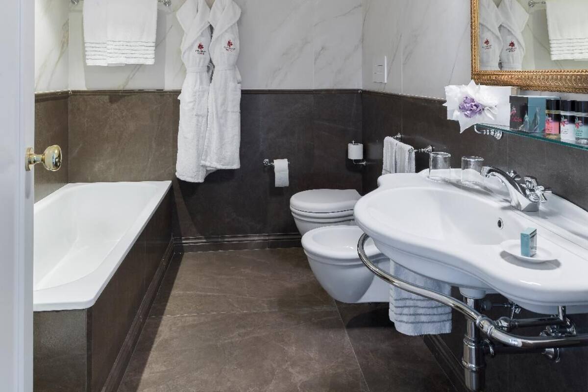 Kylpyhuone | Suihkun ja ammeen yhdistelmä, ympäristöystävälliset hygieniatuotteet