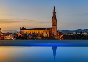 Una piscina al aire libre de temporada