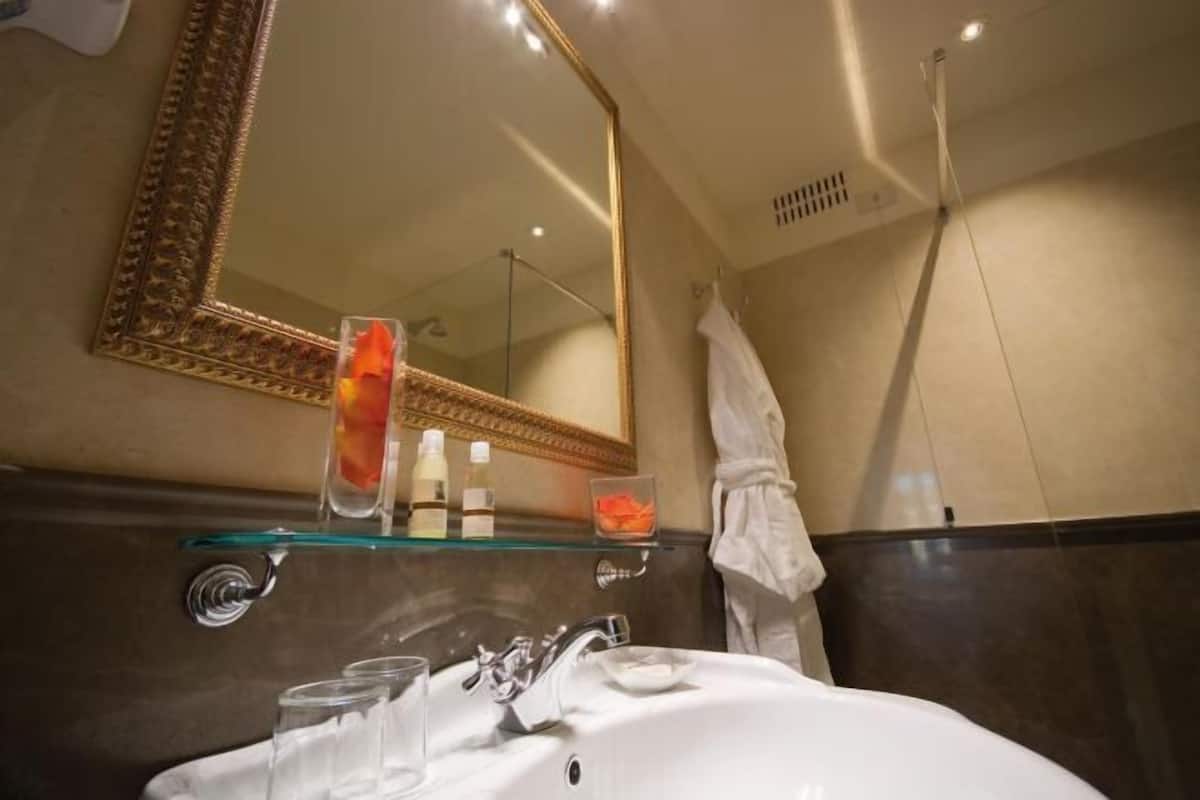 Baño | Tina con regadera, amenidades de baño ecológicas, secadora de cabello