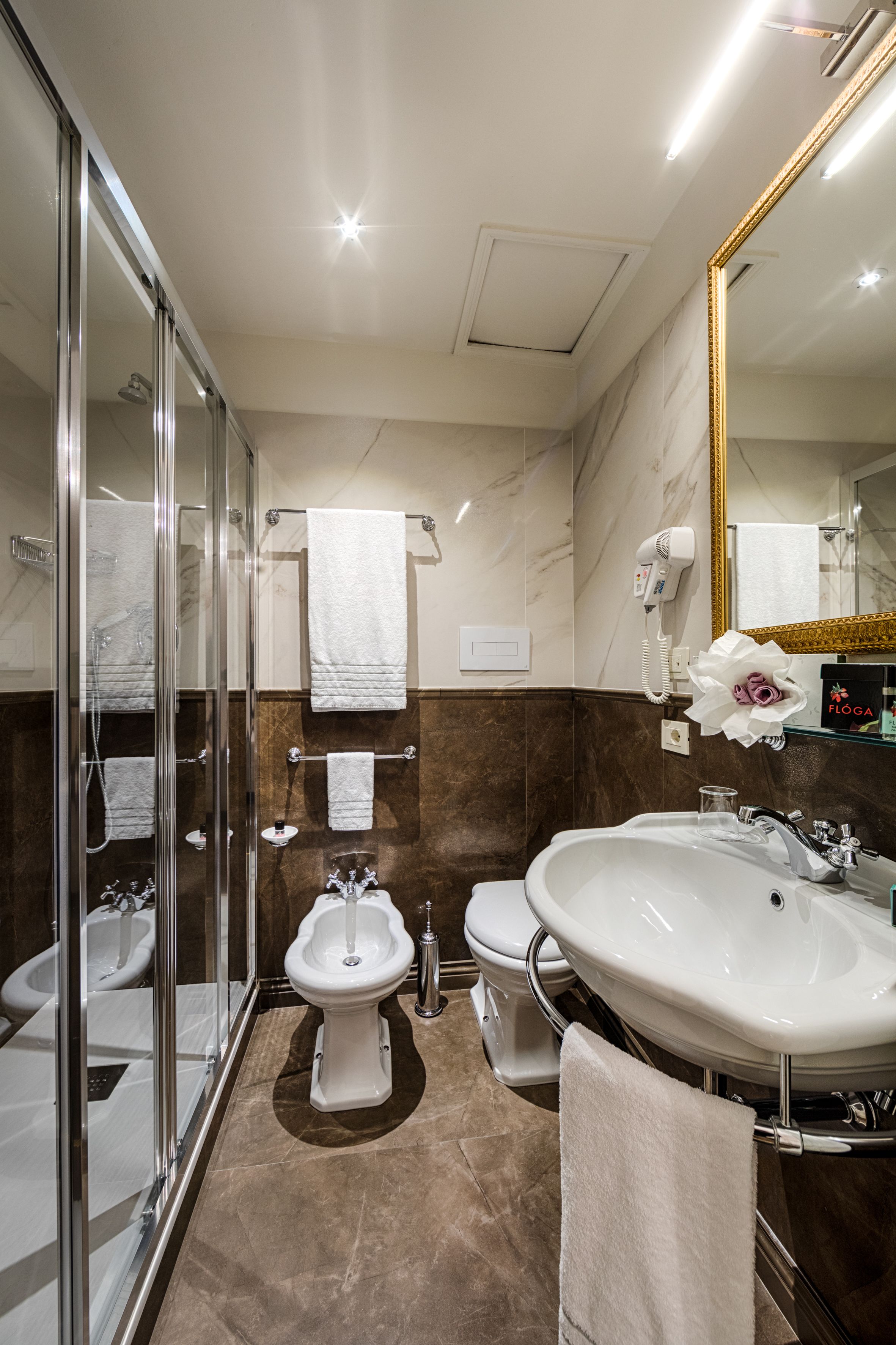 classic single room | bathroom | combined shower/bathtub, eco-friendly toiletries, hair dryer, bathrobes